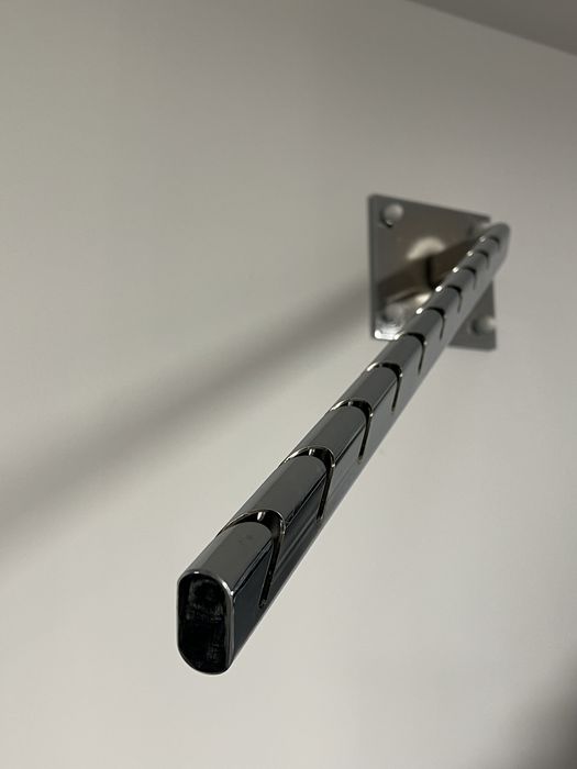 Wieszak skośny chromowany