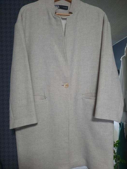 Płaszczyk beżowy firmy ZARA