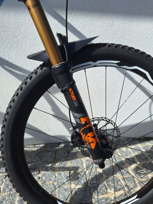 Pivot Mach 6 Carbon 27.5 – Fox Factory Kashima – Excelente Estado