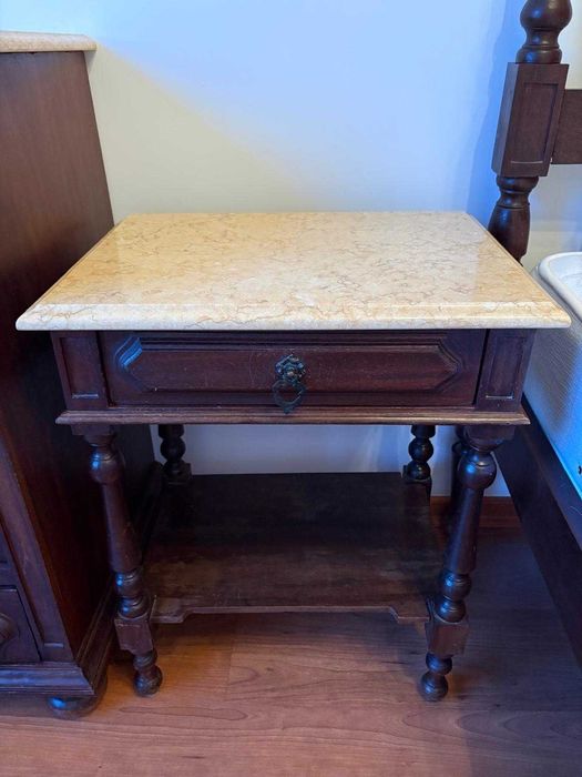 Conjunto de Móveis de Quarto Casal em Madeira Maciça – Estilo Clássico