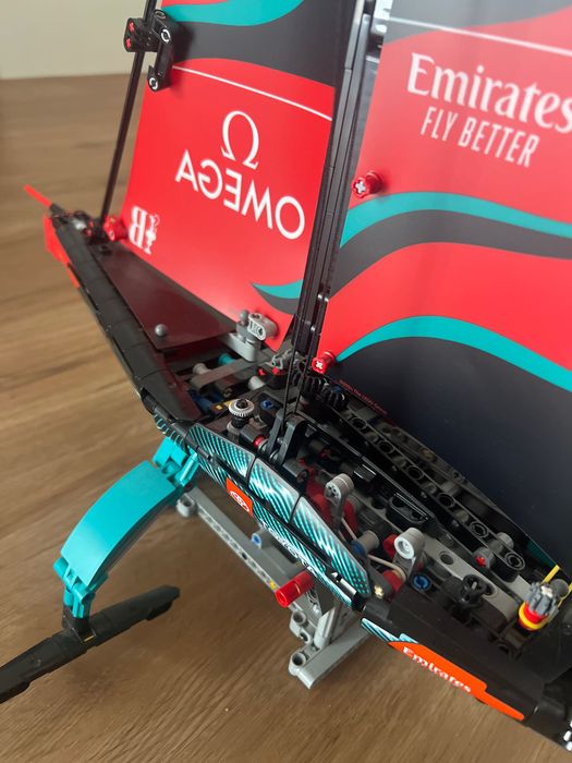 LEGO Technic: Veleiro Emirates Team New Zealand AC75 - 42174