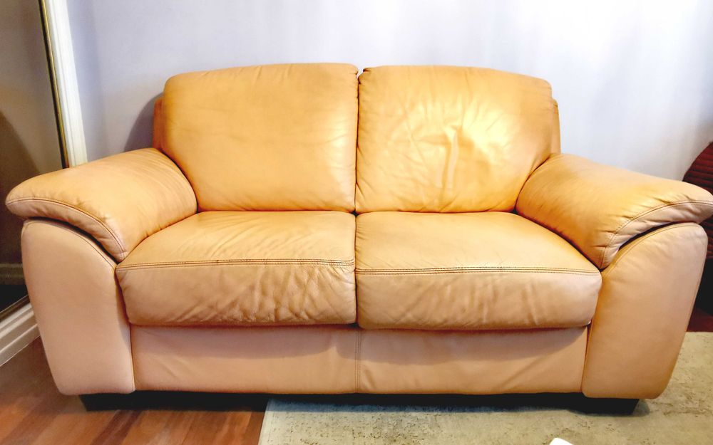 Sofa de sala estar em pele natural.