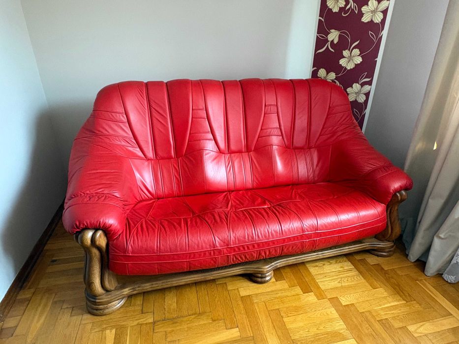 Czerwona, skórzana sofa na drewnianym stelażu, stan idealny.
