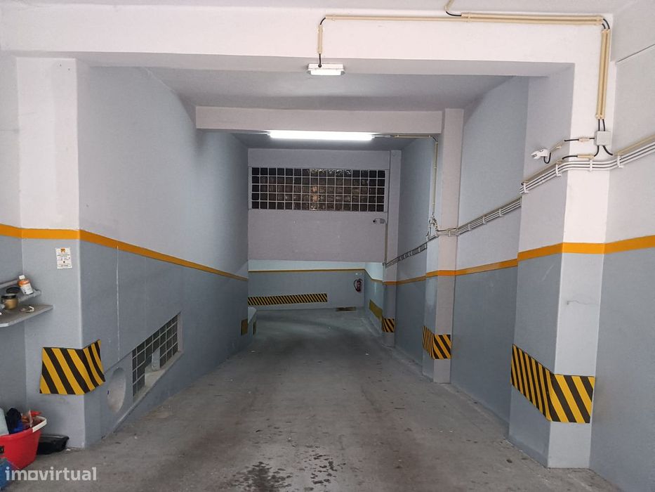 Garagem com 435 m² para 20 viaturas – Rua Duque de Palmela, Lisboa