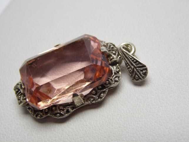 Przedwojenna zawieszka łososiowo różowy kamień.