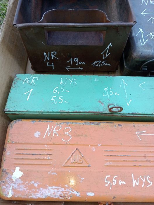 Starej produkcji zestaw starych skrzynek metalowych z epoki PRL