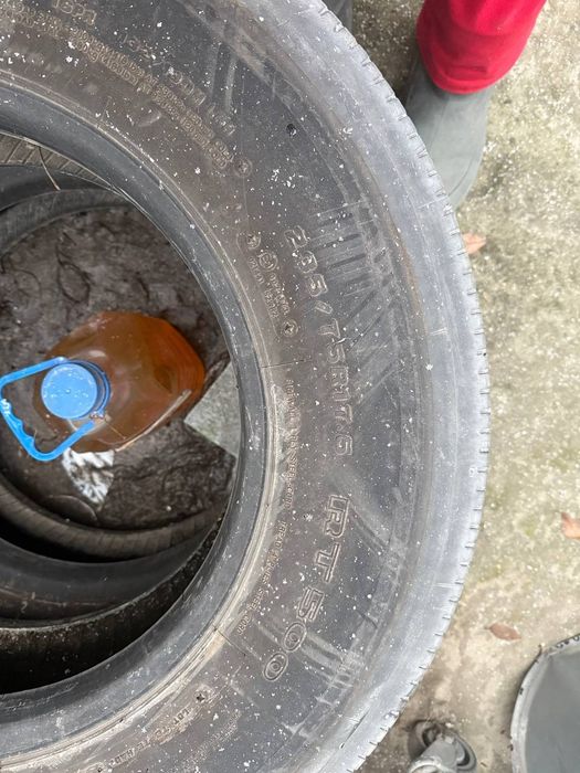 Продам шини 235 75 17.5 залишок 90 відсотків  19 рік