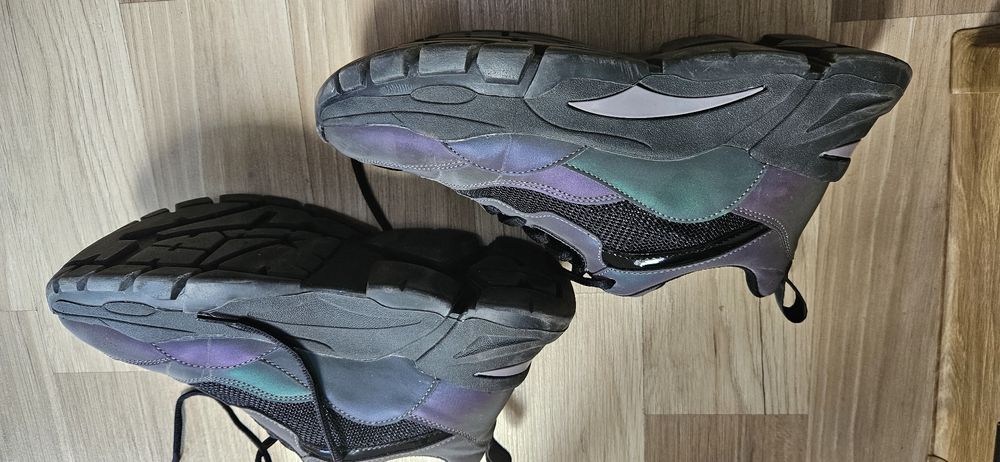 Dinozaur i Sneakersy odblaskowe holograficzne cropp