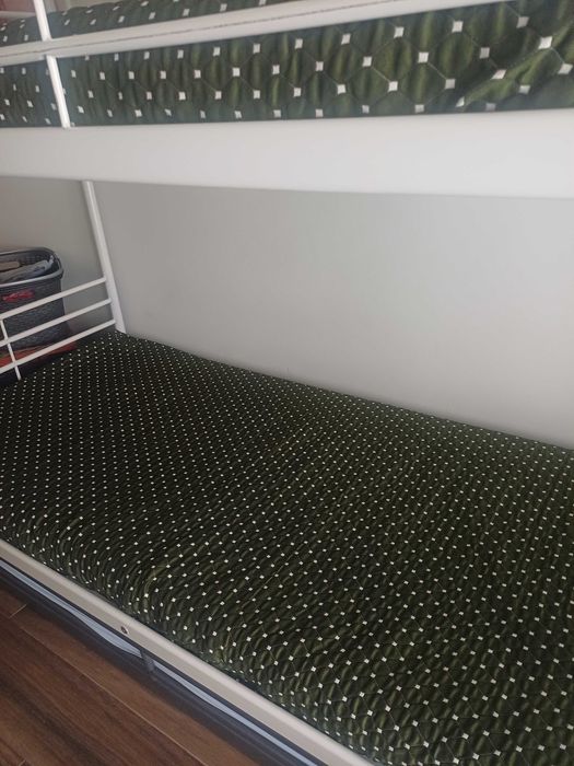 Beliche da Ikea em metal, cor branca  3 camas