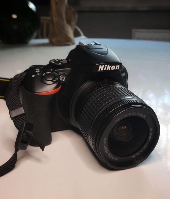 Lustrzanka Nikon D3500 z dwoma obiektywami.