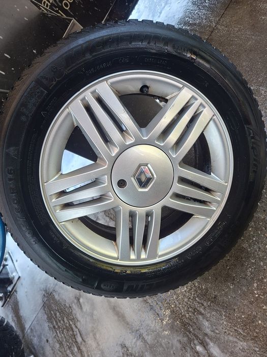 Oryginalne Alufelgi Renault z oponami zimowymi Michelin 205/60 R16