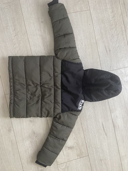 Куртка тепла, на хододну осінь.