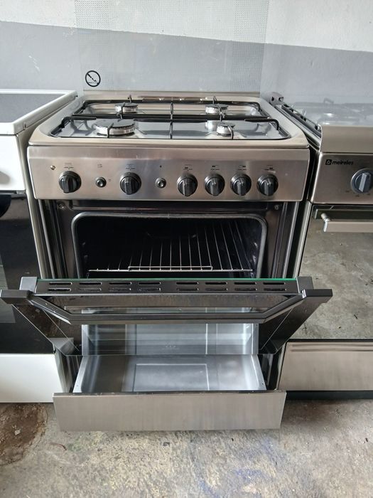 Vendo fogão Indesit, com 4 bocas a gás,  forno a gás com grill elétrico.  Como novo.