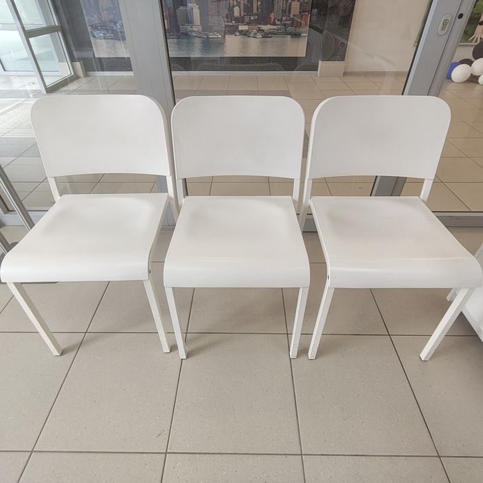 Dwa biurka i 6 krzeseł