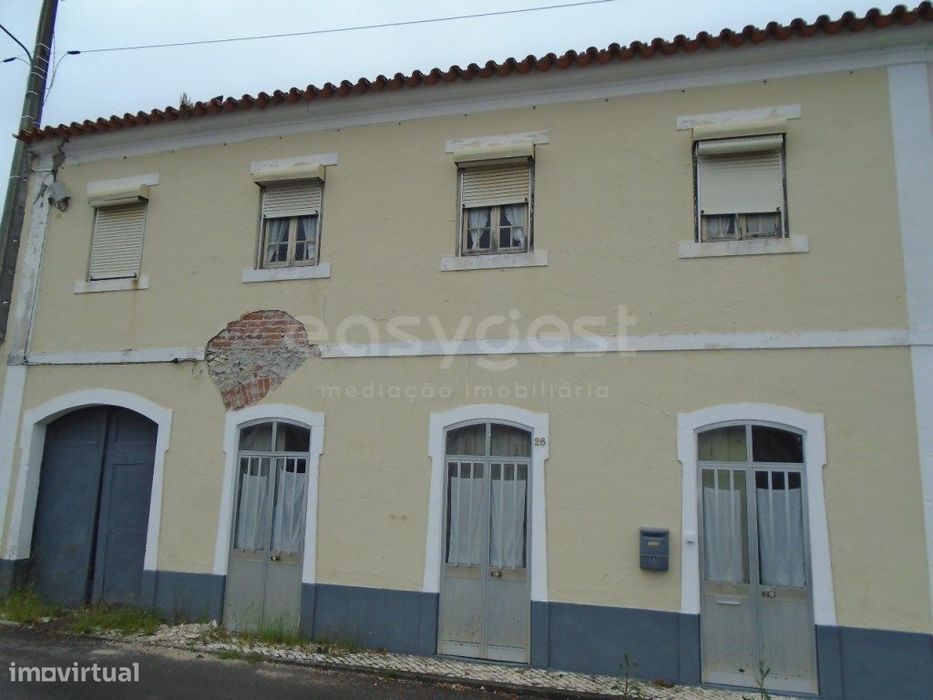 Moradia de Dois Andares para recuperar na Martingança Gare