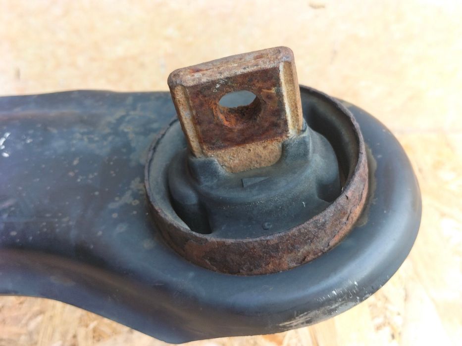 Mitsubishi Eclipse Cross 2017- цапфа рычаг задний левый