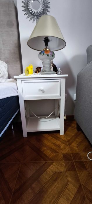Vendo candeeiro de mesa em cerâmica com decoração floral pintada, estilo clássico/vintage, com abat-jour bege.
