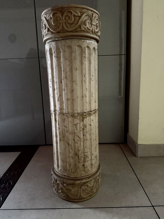 Kolumna kamienna, konglomerat z głowicami