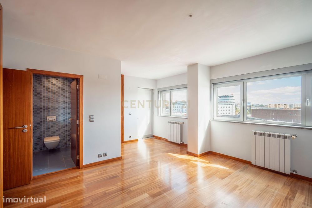 T5+1 Duplex em Linda-a-Velha com 291 m² úteis, 5 estacionamentos e vis