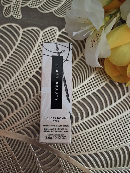 Fenty Beauty gloss bomb two’lip kiss 02 błyszczyk w sztyfcie