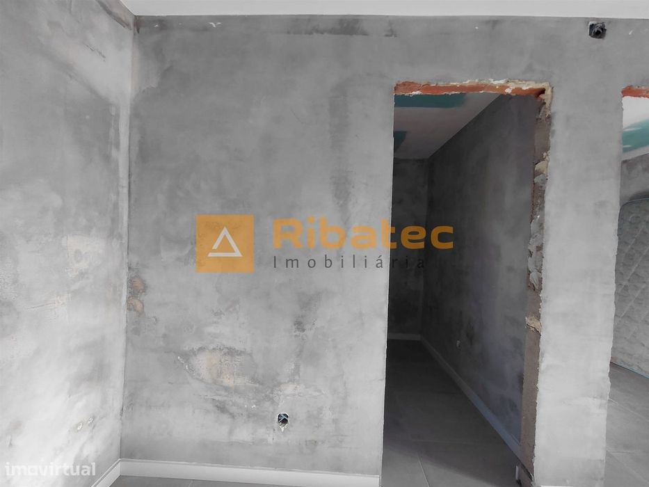 Moradia T2 remodelada com terreno na Fajarda