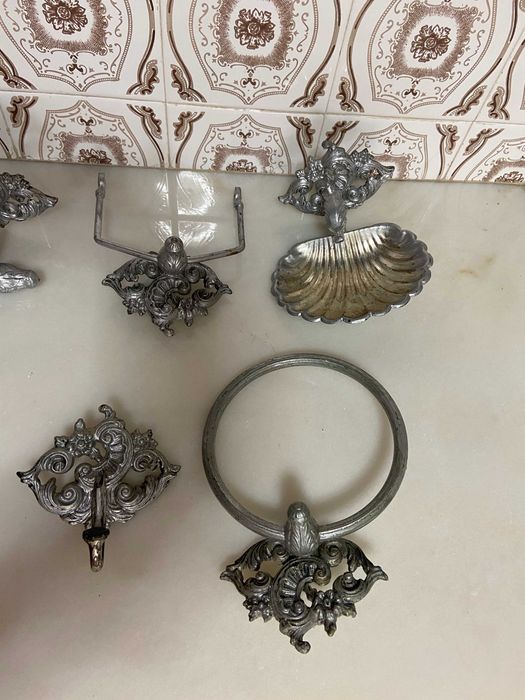 Lindíssimo conjunto antigo de acessórios de casa de banho