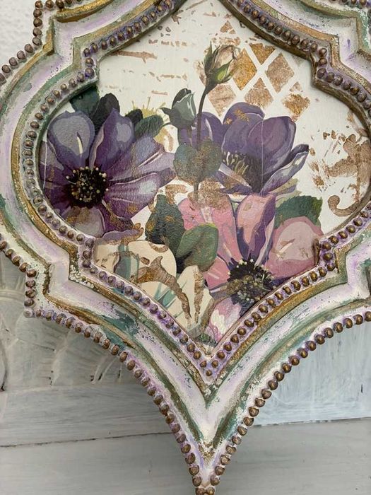 Uma moldura ornamental de inspiração clássica 20 cm x 28 cm (de bico a bico)