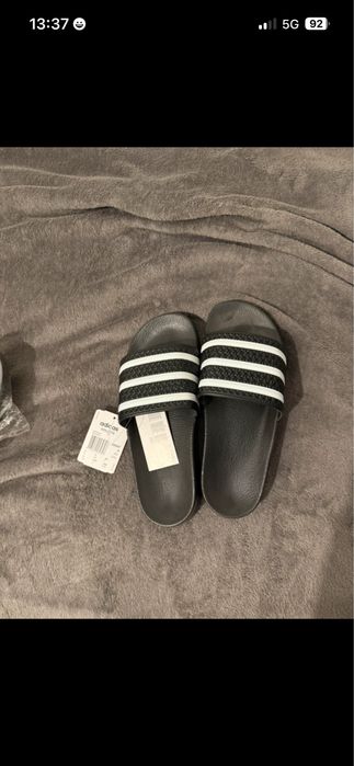 Chinelo Adidas Adilette Pretas/Brancas
