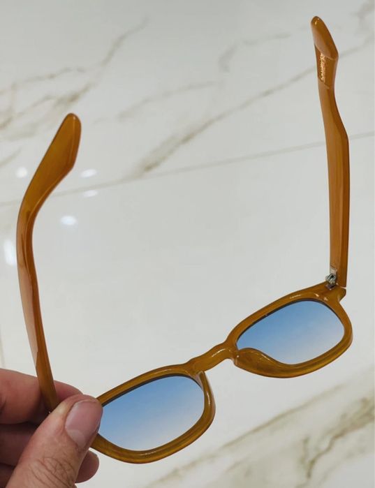 Óculos de sol vintage com lentes em azul claro