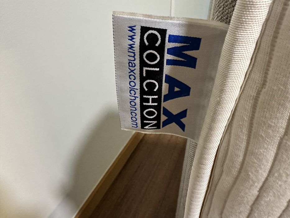 Excelente soumier individual com colchao e cabeceira eletrificada.