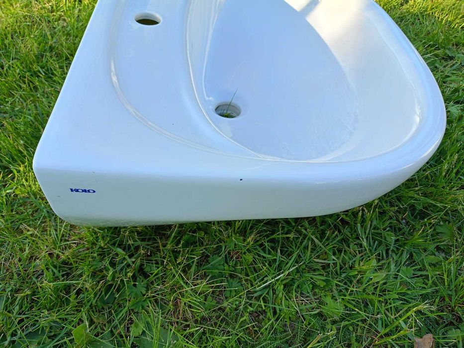 Umywalka z półpostumentem firmy Koło