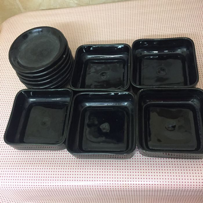 Черная керамическая посуда вазы тарелки блюдца пиалы - Румыния