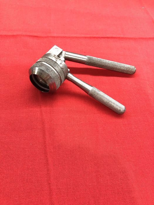 Пружинний самозатискний ключ.