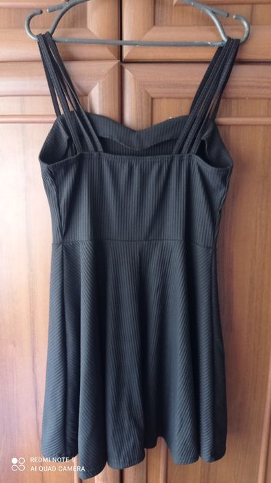 Сукні різні жіночі.