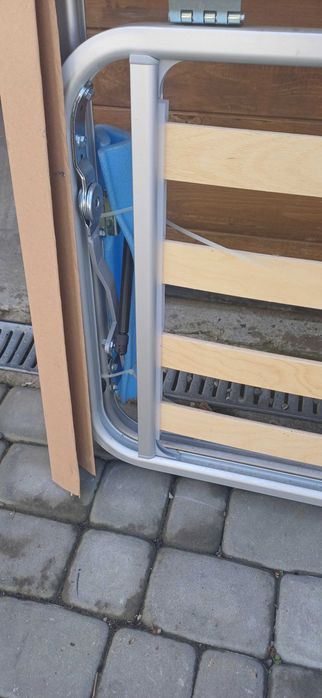 Stelaż łóżka łamany na siłownikach przyczepa kempingowa kamper