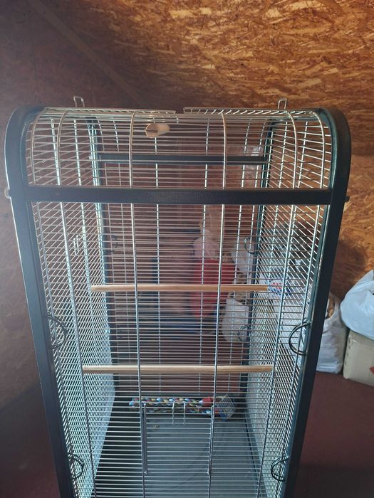 Вольєр на колесах з жердинами для великих птахів