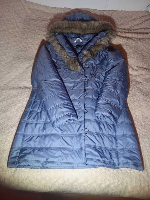 Ciepła lekka pikowana kurtka nr 42 z kapturem z futerkiem
