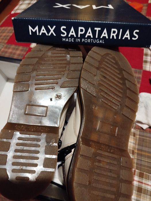 Botas de marca Max em couro