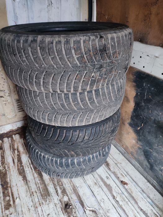 Продам зимню резину на 17 ціна за все 3000гр