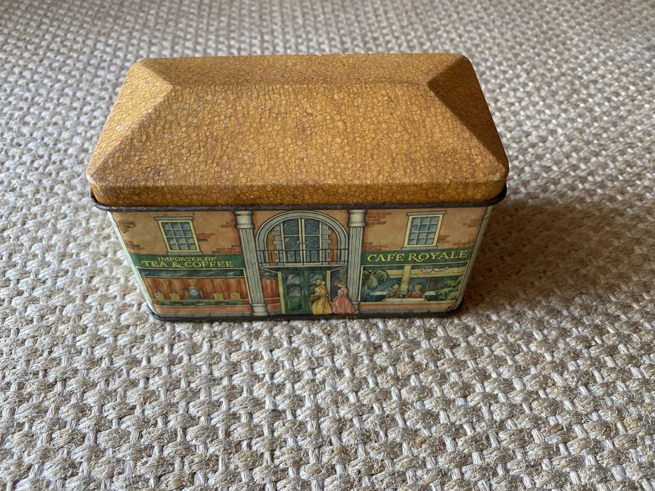 Caixa de lata decorativa em forma de casa