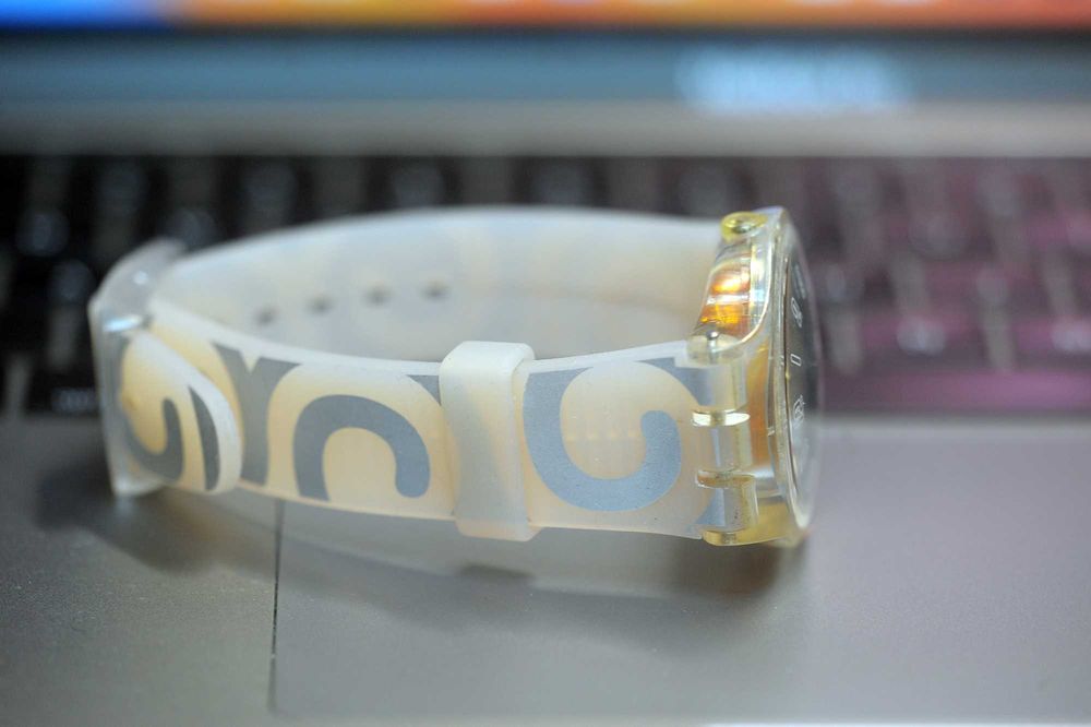 Swatch Jelly in Jelly 108 AG – Ícone de Transparência & Design Vintage