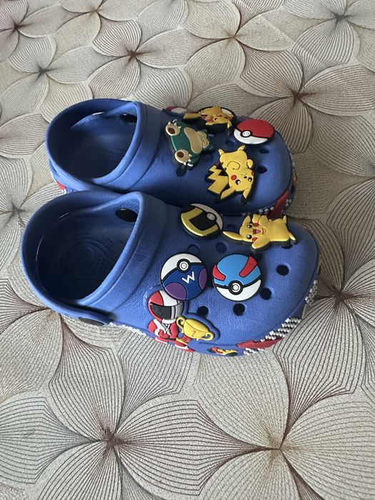 Crocsy z przypinkami