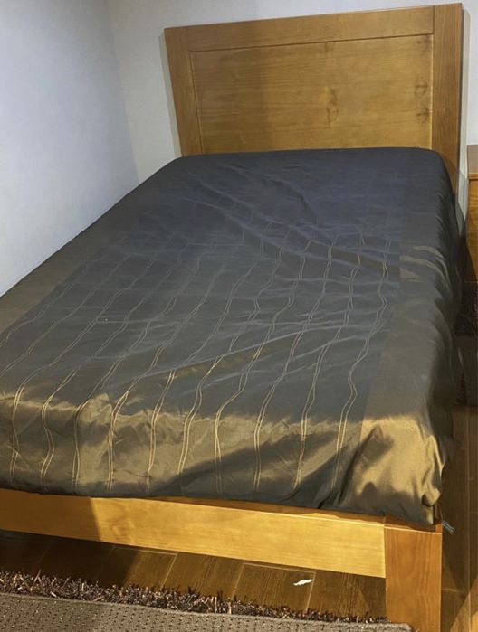 Cama de corpo e meio e Secretária