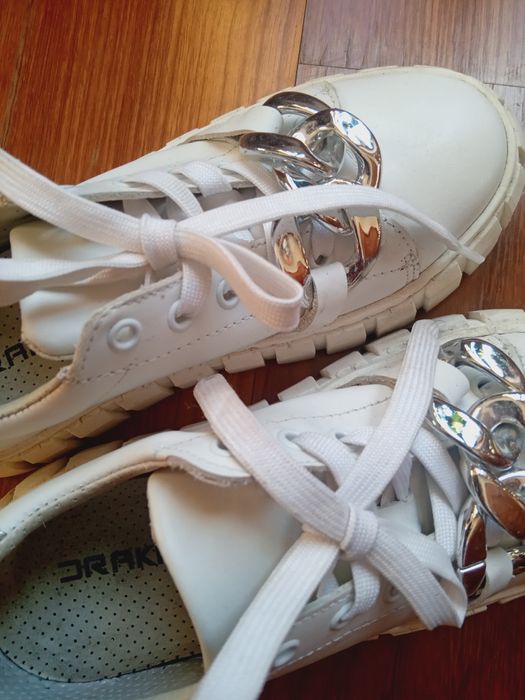 Sapatilhas brancas com pormenor prateado da Drakart