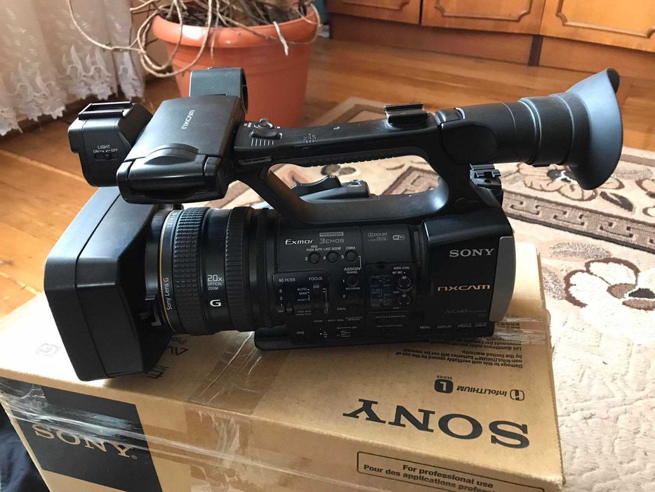 Відеокамера профі Sony HXR-NX3E