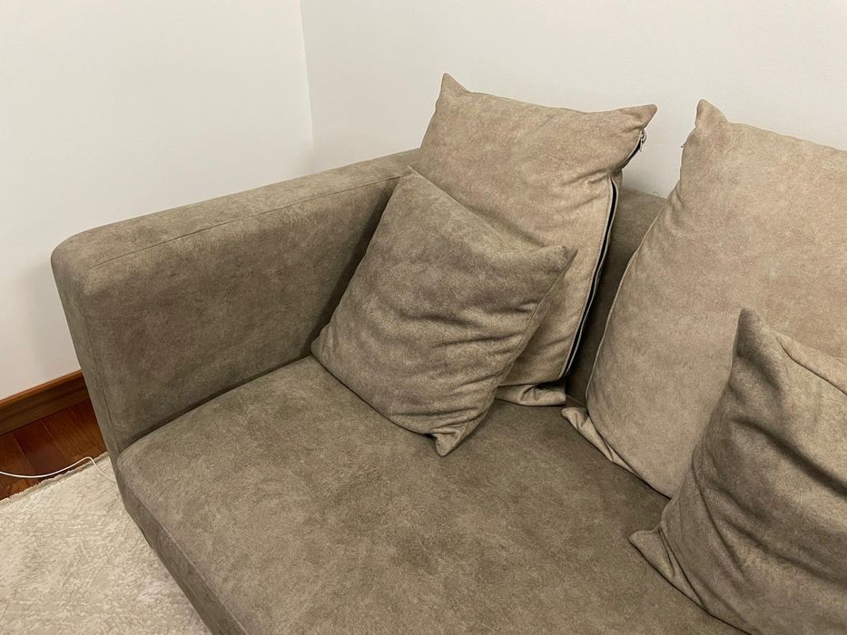 Sofá de dois lugares castanho e bege