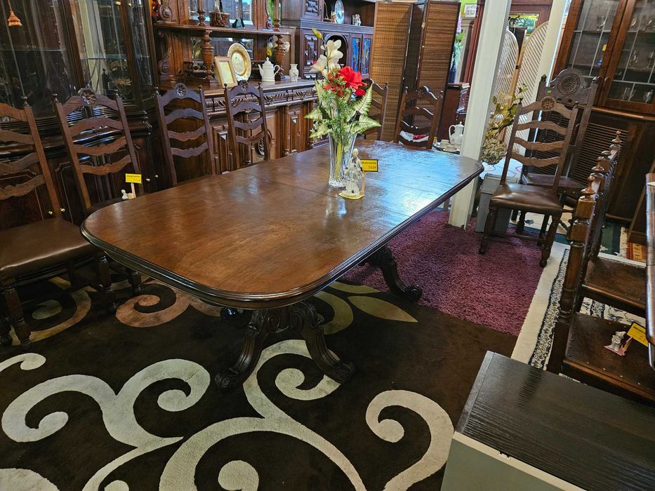 Mesa antiga, extensível - Bom estado geral - Só a mesa as cadeiras são