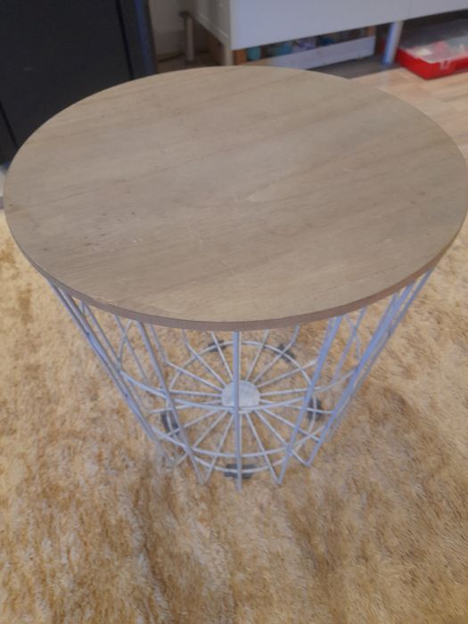 Mesa de apoio redonda  com tampo de madeira do Ikea.