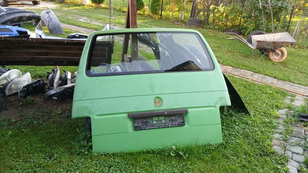 Продам двері задніі т4