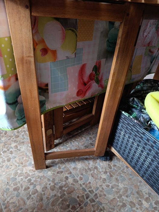 Mesa em madeira e 4 cadeiras